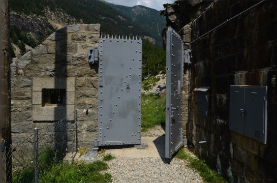 The route through the fort was actually closed (2013)