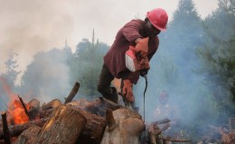 Burning granite boulders 2: more fire wood, more burning and more&nbsp;stones