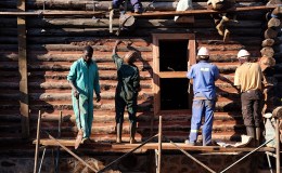 Building a real log cabin – part 7 – chinking or caulking between the&nbsp;logs