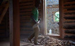 Building a real log cabin – part 7a – towards the end of chinking and&nbsp;caulking