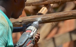 Post and beam construction – adding finishing pole to ends of rafters – 6 Jan 21 – as thatchers start&nbsp;preparing