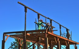 Post and beam construction – the ridge pole is on – 4 January&nbsp;21