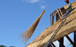 Levitating the thatching&nbsp;bundles